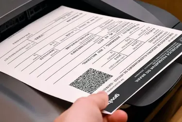 Profissional realizando impressão do CRLV-e em escritório de despachante em Rio das Ostras.
